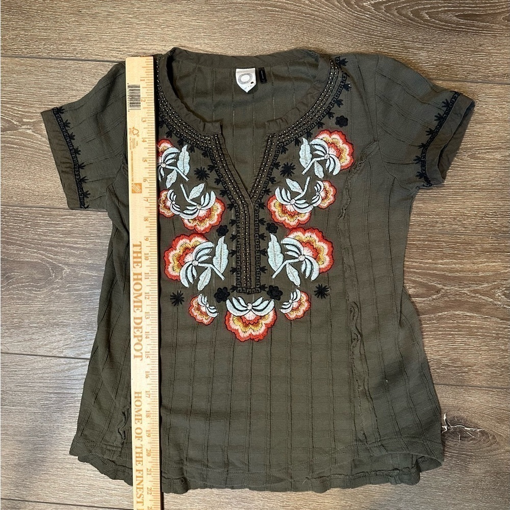 Anthropologie Akemi + Kin Embroidered Dandelion Split Neck Tunic Top - Picture 6 of 7